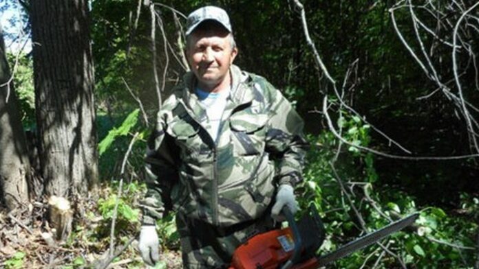 Староста Букуров Вячеслав на выпиливании кустарников и деревьев._новый размер