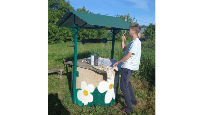 Федор красит колодец