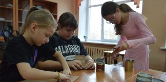 Чучковцы продолжают помогать фронту окопными свечами, сухим армейским душем и индивидуальными посылками