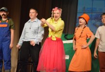 В Чучкове состоялась премьера спектакля «Чемоданное настроение»