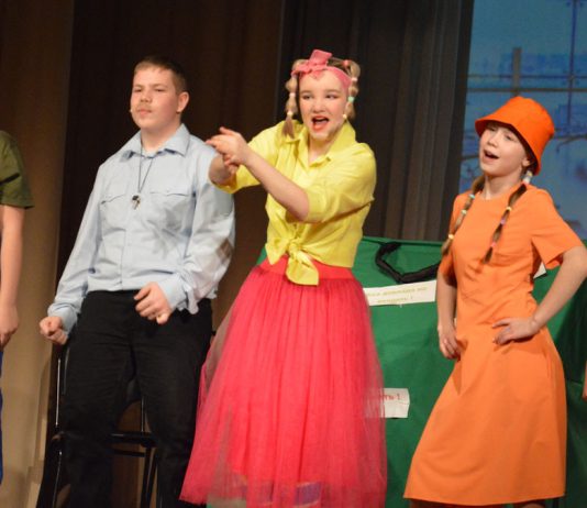 В Чучкове состоялась премьера спектакля «Чемоданное настроение»