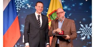 Павел Малков вручил директору издательства «Пресса» награду за вклад в празднование 80-летия Победы