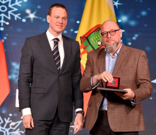 Павел Малков вручил директору издательства «Пресса» награду за вклад в празднование 80-летия Победы