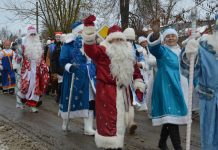 В Чучкове прошел парад Дедов Морозов и сказочных персонажей