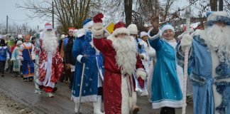 В Чучкове прошел парад Дедов Морозов и сказочных персонажей