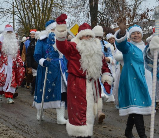 В Чучкове прошел парад Дедов Морозов и сказочных персонажей