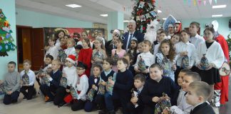 Глава Чучковского округа вручил новогодние подарки лучшим в учебе и творчестве школьникам