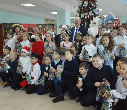 Глава Чучковского округа вручил новогодние подарки лучшим в учебе и творчестве школьникам