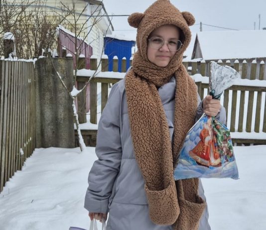 Набор юного художника и сладости с «Елки желаний» вручили школьнице из села Пертово Чучковского округа