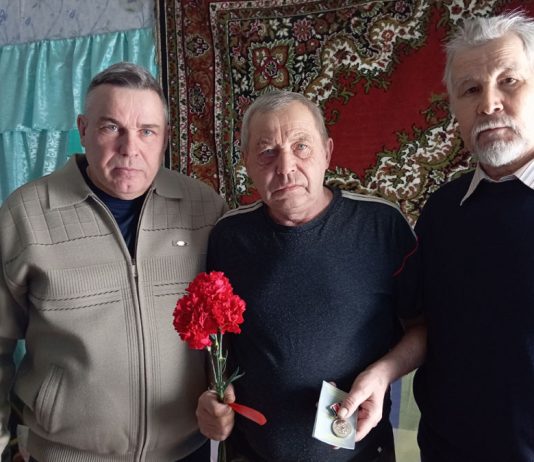 В Чучковском селе Протасьев Угол отцу участника СВО вручили медаль