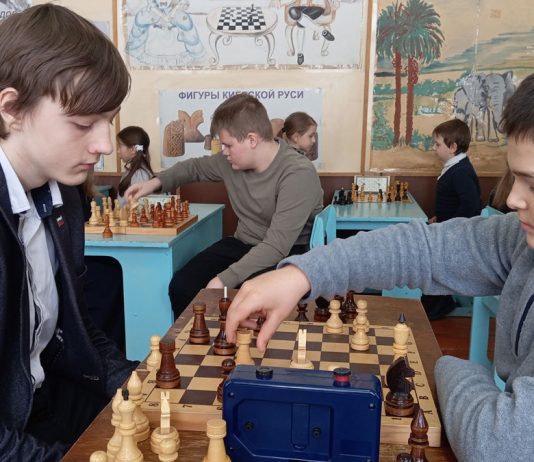 В Назаровке Чучковского округа шахматный турнир посвятили героям-выпускникам
