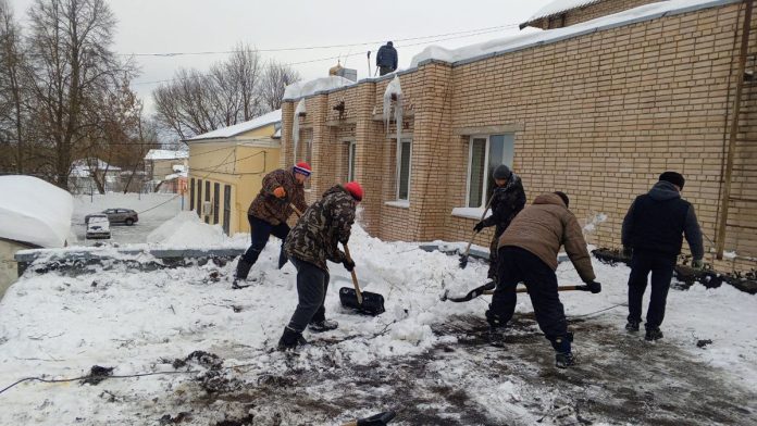 Чистим крышу МБУК «Чучковская ЦБ»._новый размер