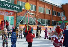 Чучковцы на проводах зимы водили хороводы и соревновались в силе и ловкости