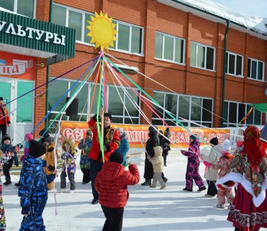 Чучковцы на проводах зимы водили хороводы и соревновались в силе и ловкости