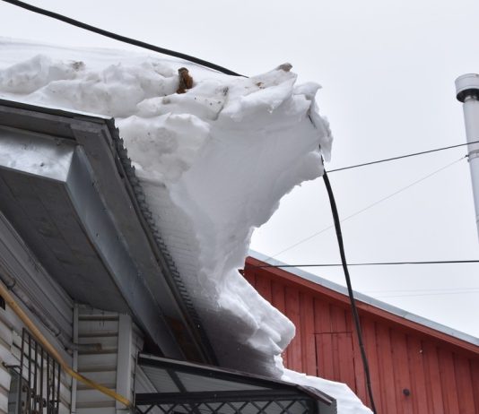 Губернатор Павел Малков поручил усилить проверки очистки кровель от наледи и снега