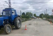 Поезд столкнулся с тракторной тележкой на переезде в Чучковском округе