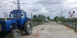 Поезд столкнулся с тракторной тележкой на переезде в Чучковском округе