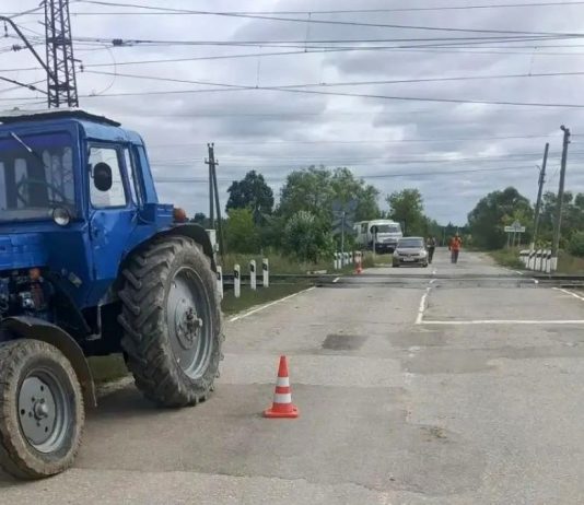 Поезд столкнулся с тракторной тележкой на переезде в Чучковском округе