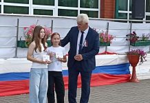 Чучковцам ко Дню российского флага вручили памятные знаки «Мой папа – Герой»