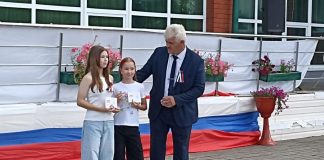 Чучковцам ко Дню российского флага вручили памятные знаки «Мой папа – Герой»