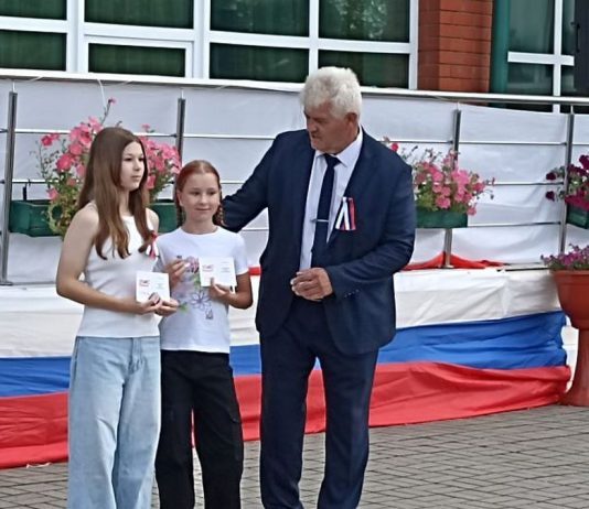 Чучковцам ко Дню российского флага вручили памятные знаки «Мой папа – Герой»