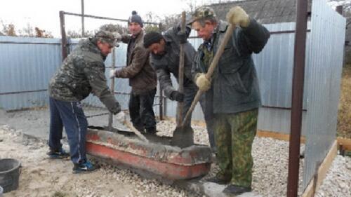 Старосты-Чичерин-В.В.-и-Никулкин-М.М.-с-населением-бетонируют-контейнерную-площадку. новый-размер (1) (1)