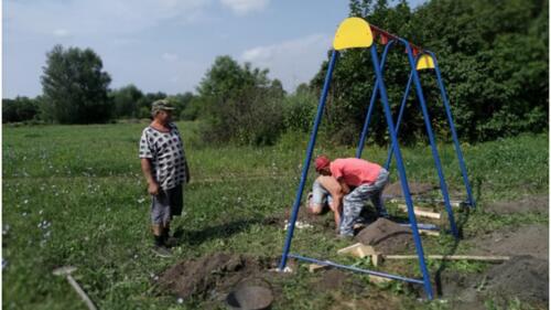 Фото-июль-2021-установка-детской-игровой-площадки-в-с.-Остро-Пластиково-активно-участвовал-староста-Чичерин-Виктор-слева. новый-размер (1)