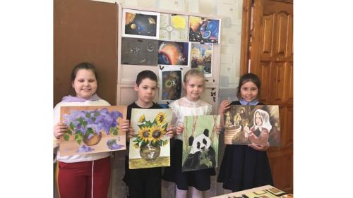 Ученики-со-своими-работами